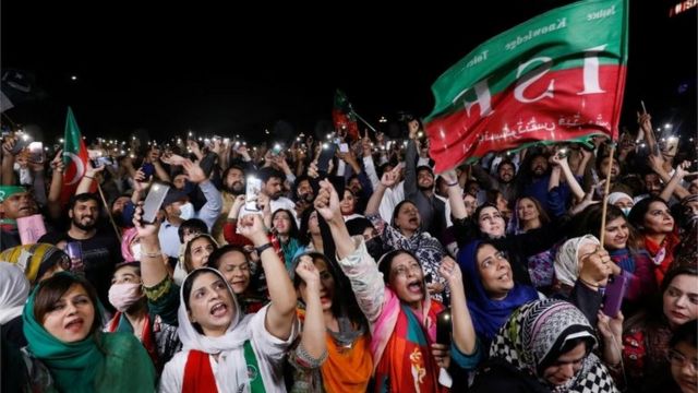 Protestas en Pakistán contra la destitución de Khan como primer ministro