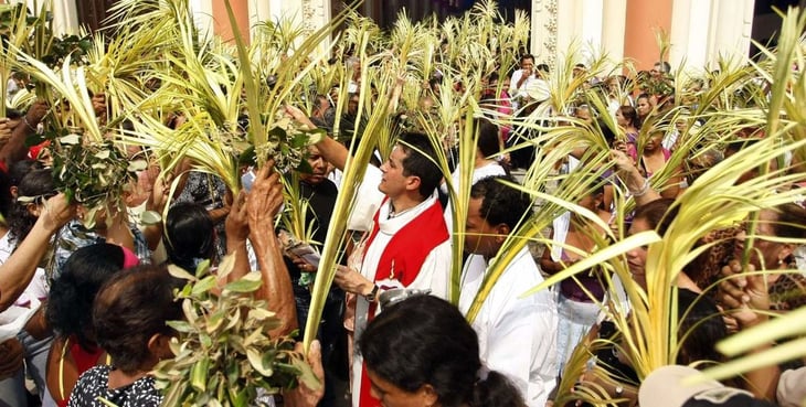 Los templos se llenan de palmas y fieles en el Domingo de Ramos en Bolivia
