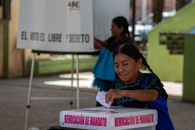 Consulta revocatoria en México avanza en calma y con dudas de participación