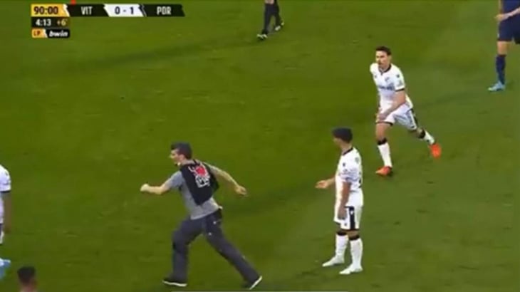 Aficionado entra a la cancha para golpear a futbolistas en Portugal