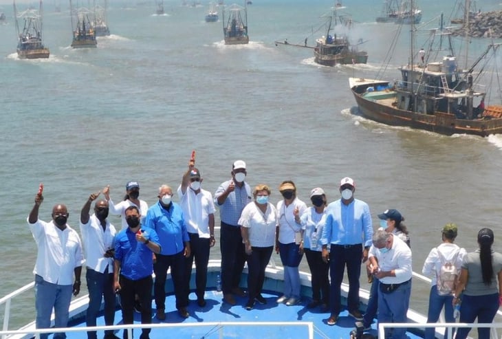 Más de 420 barcos zarpan en busca de camarones tras fin de la veda en Panamá