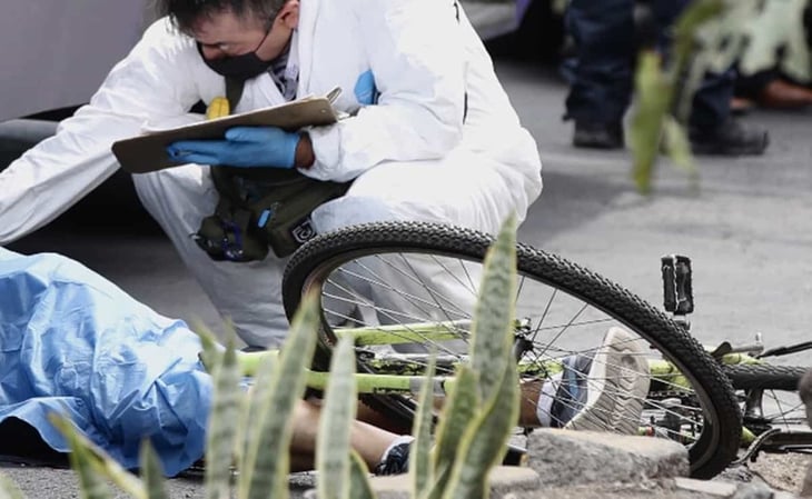 Camión de pasajeros embiste y mata a ciclista en calles de Iztacalco