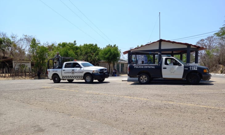Dejan 3 cadáveres y cabeza humana dentro de un taxi en Guerrero