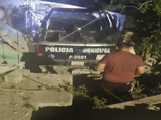 Policías municipales se meten con todo y patrulla a un domicilio en Piedras Negras