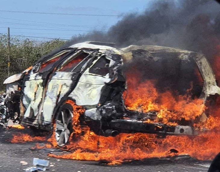 Camioneta se incendia tras volcar en carretera Mérida-Progreso