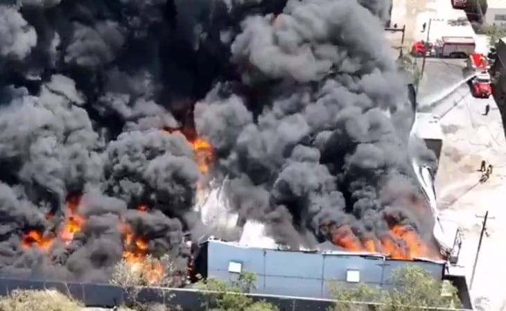 Desalojan a 250 personas por incendio en bodega de Apodaca, NL