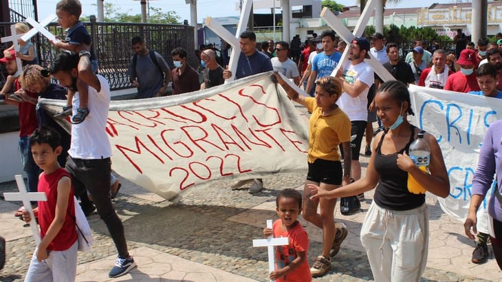 Migrantes escenifican viacrucis en el sur de México antes de nueva caravana