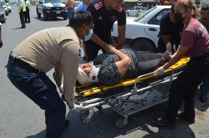 Bebé y mujer terminan lesionadas en choque de taxi contra camioneta en Frontera.