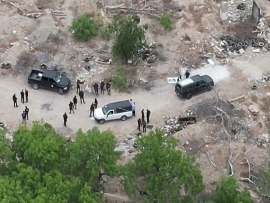 En Piedras Negras hallan dos cuerpos baleados y encobijados al interior de una camioneta 