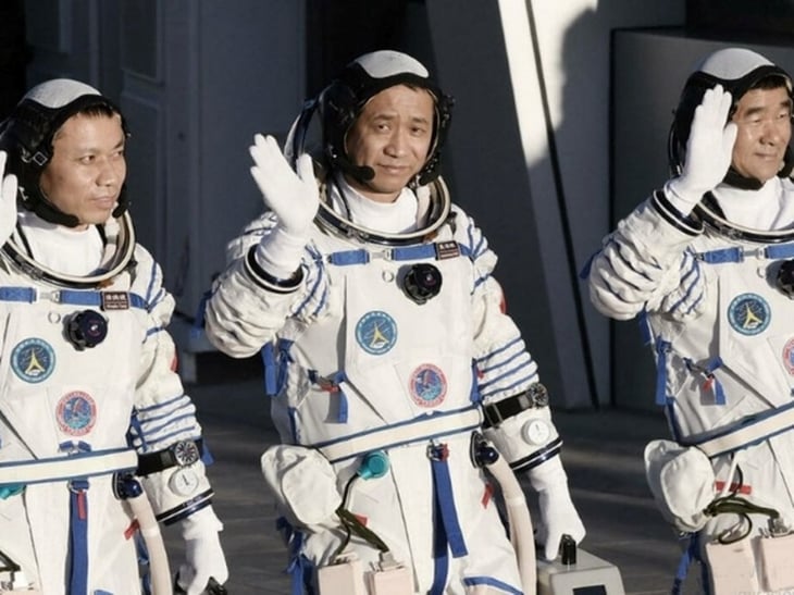 Astronautas chinos con mayor permanencia en el espacio regresan hoy a tierra