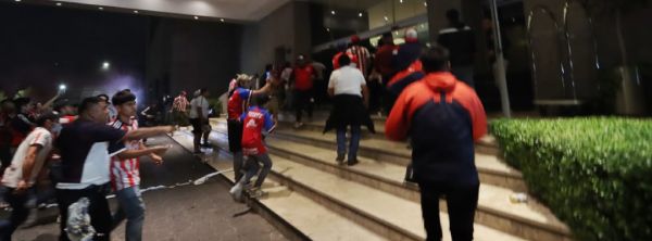 Chivas condena la violencia que se vivió en su hotel de concentración