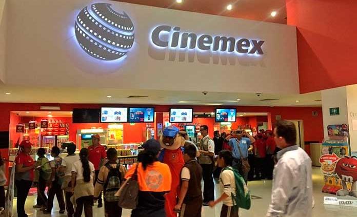 Cinemex ofrece disculpa ante señalamiento de discriminación