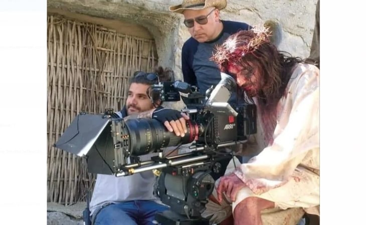 La historia de la foto del Jesucristo que observa por una cámara