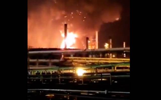Autoridades controlan incendio en refinería de Pemex al sur de México