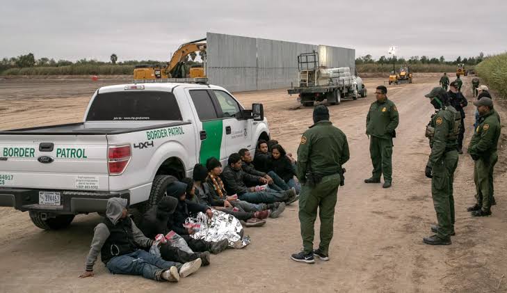 La Patrulla Fronteriza detuvo a 210 mil migrantes en la frontera con México en marzo, cifra record en 20 años