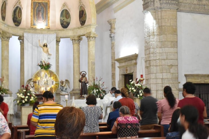 Feligreses católicos celebran con júbilo el domingo de resurrección