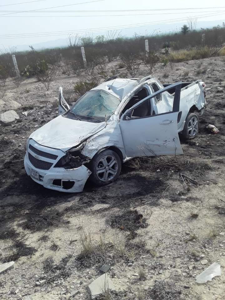 Volcadura en la carretera Monclova-Monterrey, deja dos personas lesionadas