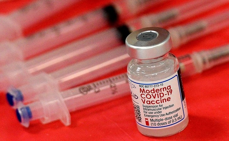 Moderna dice que nueva versión de su vacuna actúa mejor contra variantes