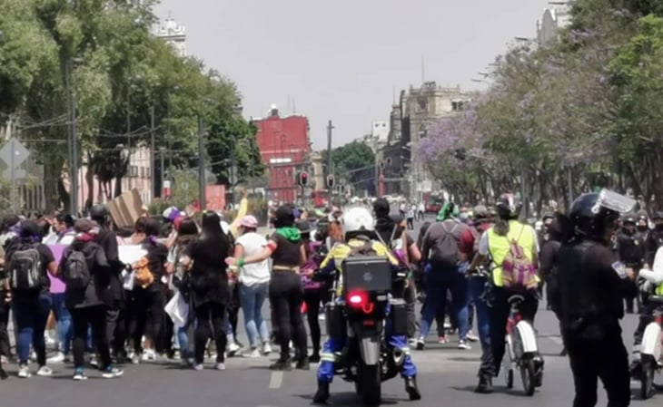 Colectivos feministas marchan en calles de CDMX rumbo al Zócalo