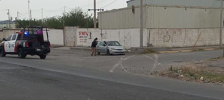 Conductor se estrella contra baqueta y poste en la colonia Occidental de Frontera