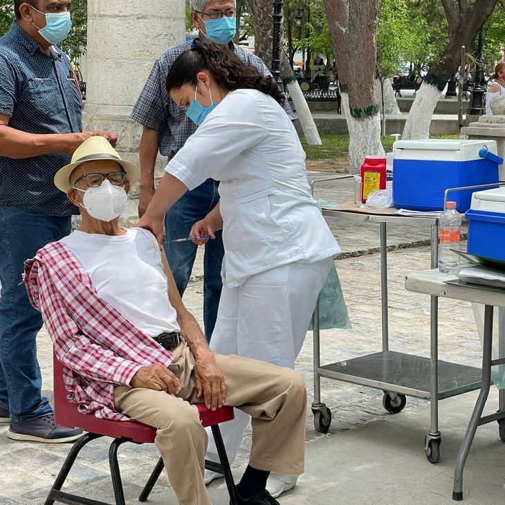 Inmunizan contra el COVID-19 en plaza de San Buena