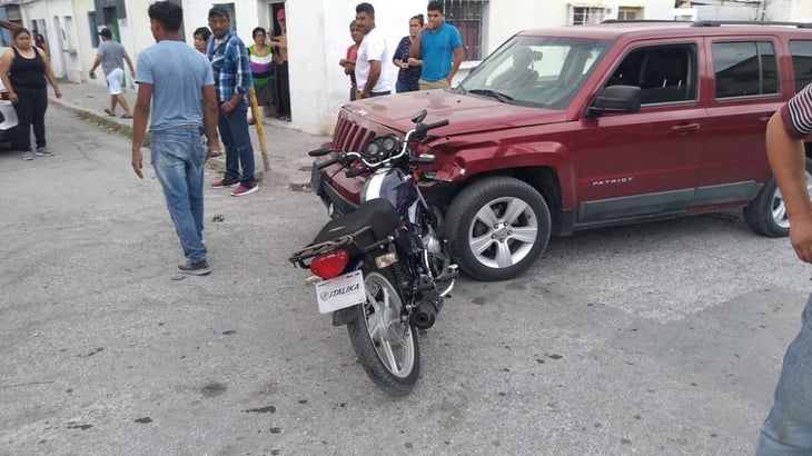 Conductor de camioneta embiste a motociclista en la colonia Hipódromo