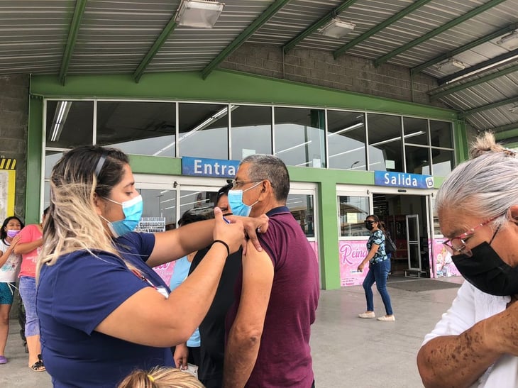 Jornada masiva de vacunación contra COVID-19 en calles