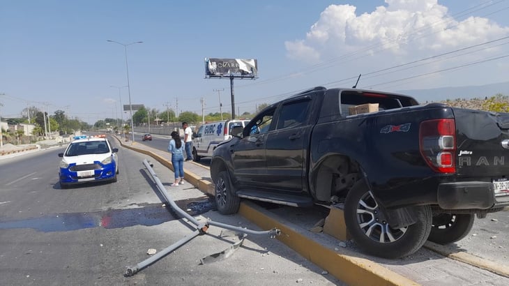 Poblano estrella camioneta contra luminaria y camellón en Monclova
