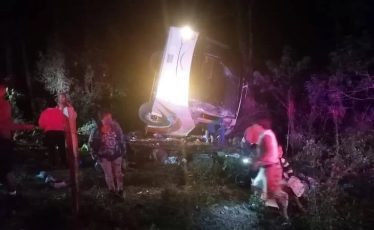 Volcadura de autobús deja 5 peregrinos muertos en Oaxaca