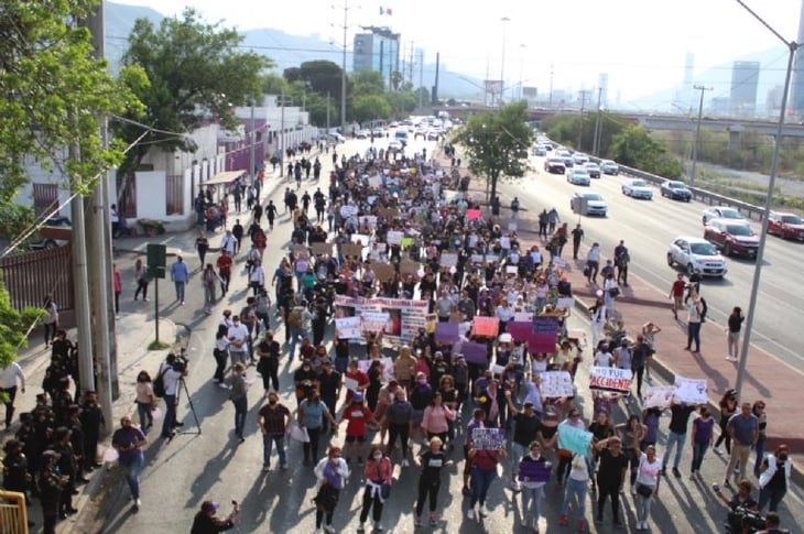 Mujeres piden justicia por Debanhi; bloquean la avenida Morones Prieto