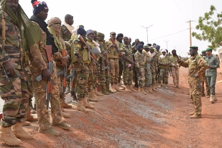 Mueren 5 militares malienses en ataques con coches bomba en centro del país
