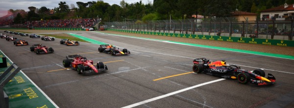 Accidentada largada en el Gran Premio de la Emilia Romagna, ¡Checo pasó a Leclerc!