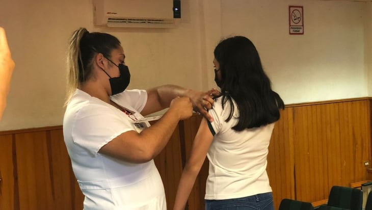 Estudiantes de CONALEP son inmunizados contra COVID-19