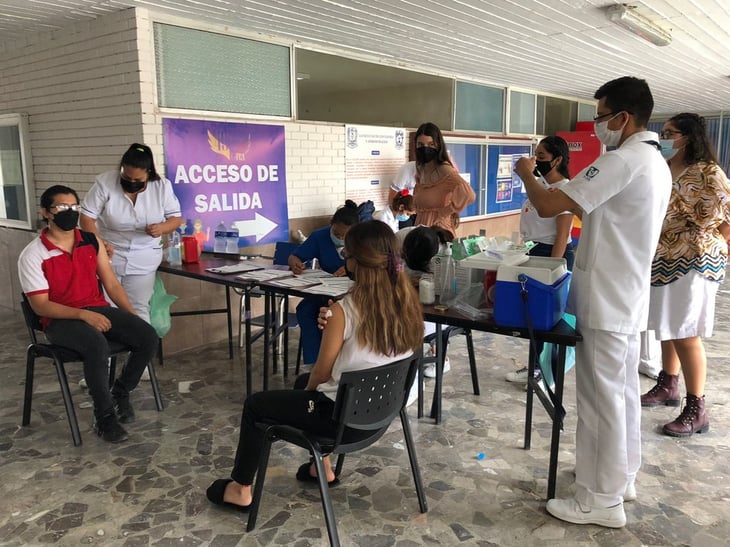 Universitarios de FCA reciben vacunación contra COVID-19