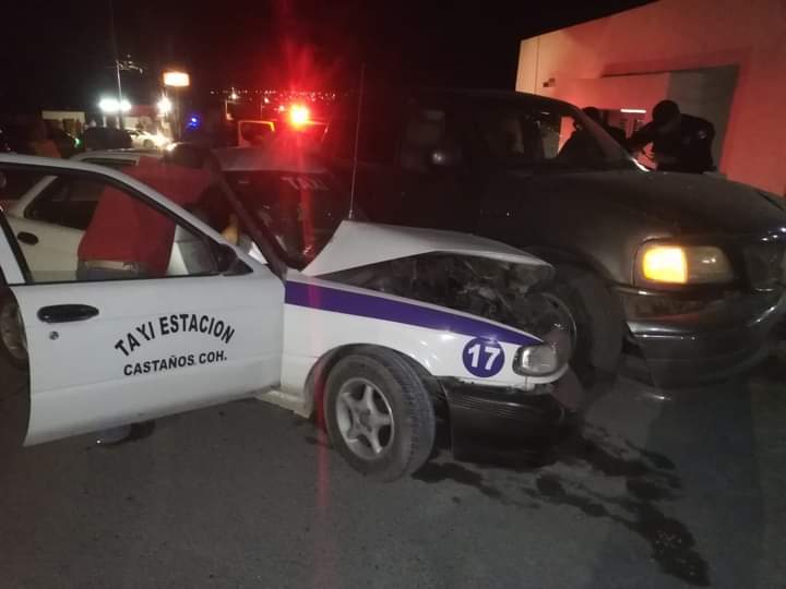 Choque entre taxi y camioneta en Castaños, deja un lesionado