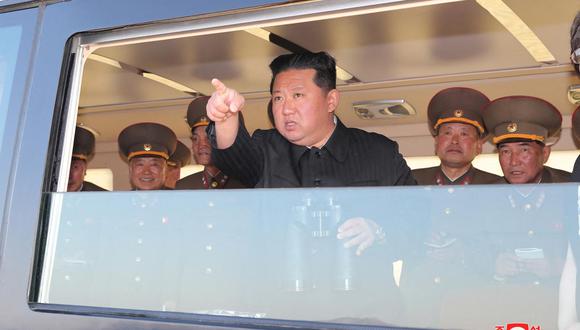 Kim Jong-un dice en desfile que ampliará poder nuclear 'a la mayor velocidad'