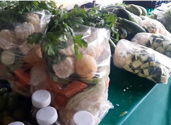 Lluvias benefician momentáneamente a vendedores ambulantes de frutas y verduras
