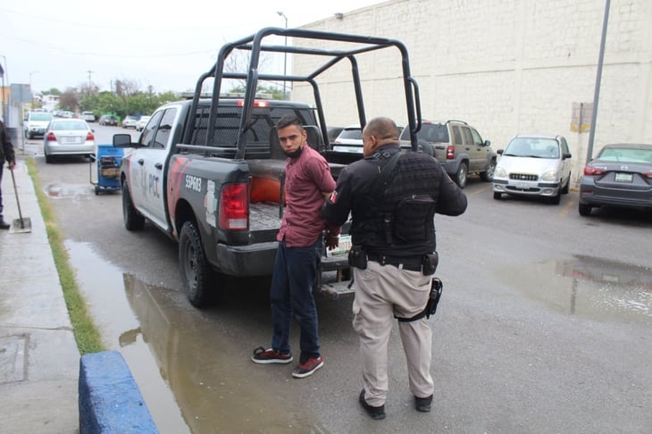 Policía Civil de Coahuila arresta a joven por alterar el orden