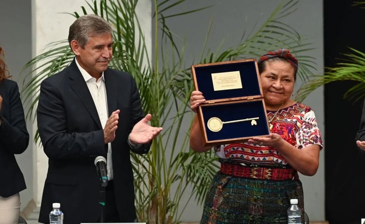 Rigoberta Menchú recibe llaves como huésped distinguido de Cuernavaca