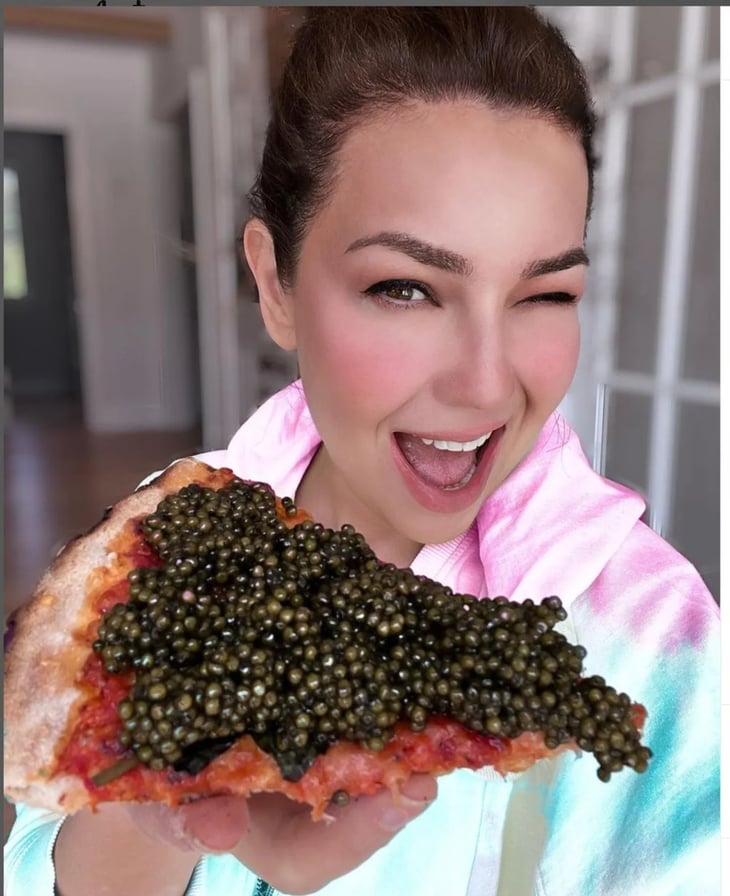 Thalía presume en redes su excéntrica pizza con caviar
