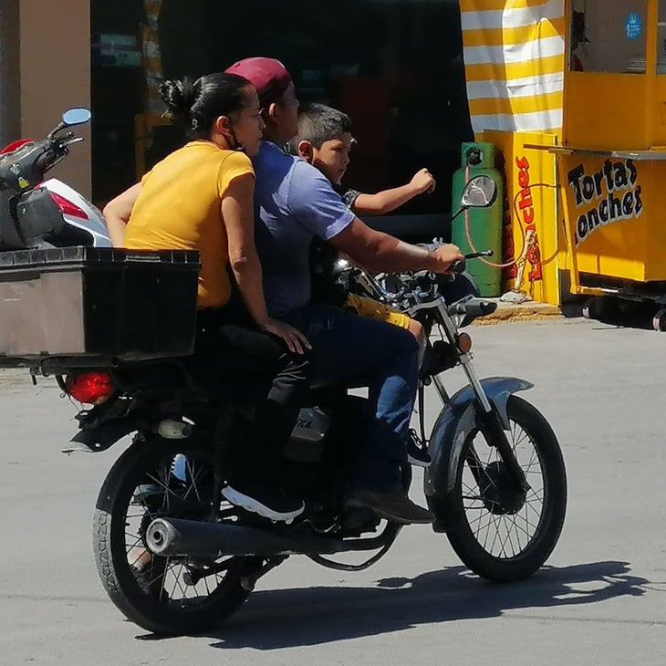 Sin casco de protección conductores de motos en Monclova