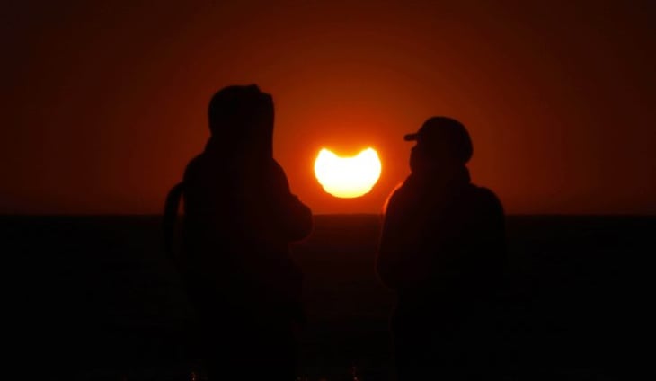 Chile se detiene para mirar al cielo y presenciar un eclipse parcial de Sol