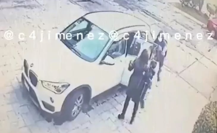Mujer logra sacar a su hijo de camioneta antes de ser robada