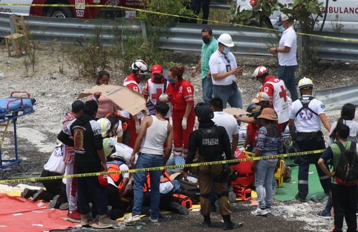 Autobús con peregrinos cae a barranca en Puebla; un muerto
