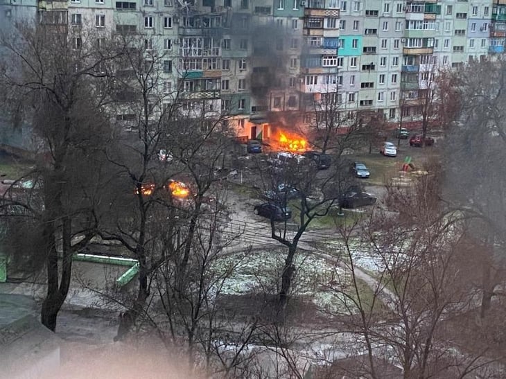 Ucrania denuncia que Rusia volvió a atacar acería de Mariúpol tras evacuación