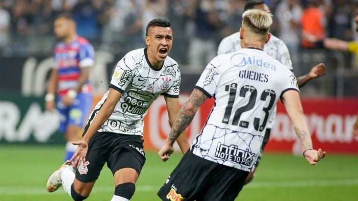 El Corinthians lidera en la tabla y reza por un traspié del Santos