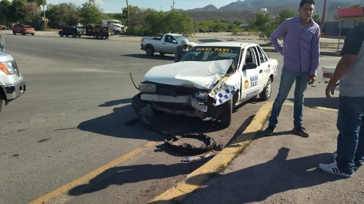 Taxi se estrella en plataforma de camión en el libramiento Carlos Salinas de Gortari