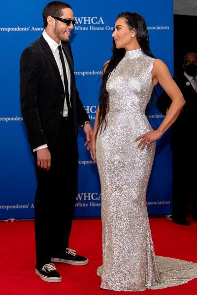 Kim Kardashian luce lujoso vestido plateado en la Casa Blanca con Pete Davison