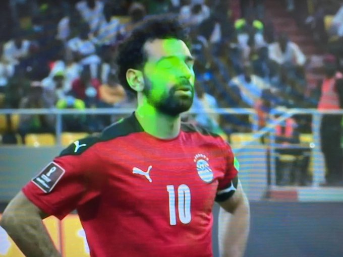 FIFA multó a Senegal por láser al rostro de Mohamed Salah