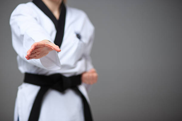 Condenan a exentrenador argentino de taekwondo por difundir fotos de menores
